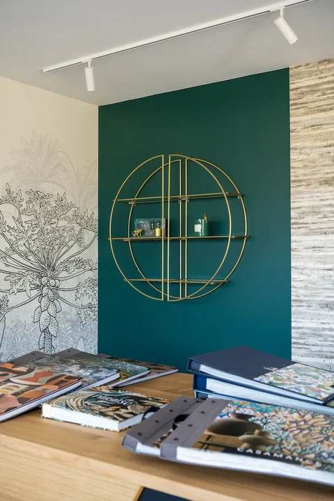 Espace de travail créatif avec table en bois présentant des portfolios et livres d'art ouverts