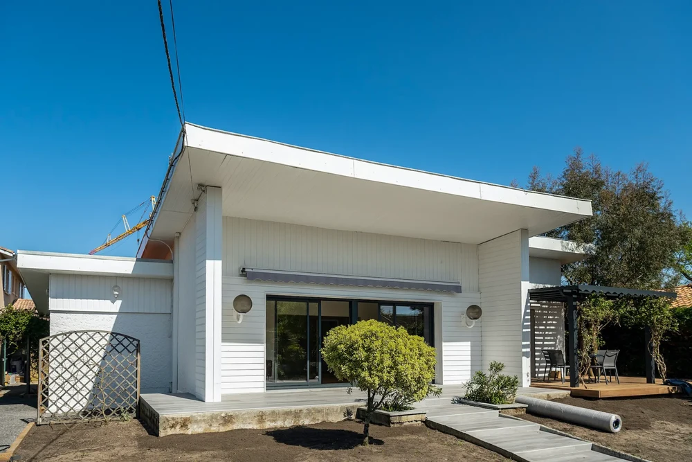 Chantier de construction résidentielle avec maison moderne à toit plat en cours de finition