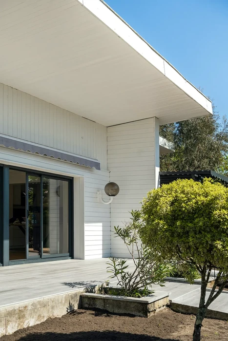 Façade moderne d'une maison contemporaine avec terrasse couverte