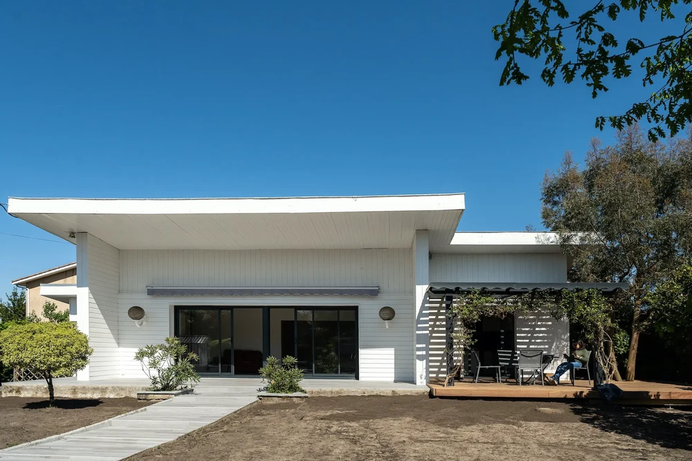 Façade d'immeuble résidentiel moderne en vue contre-plongée sous ciel bleu nuageux