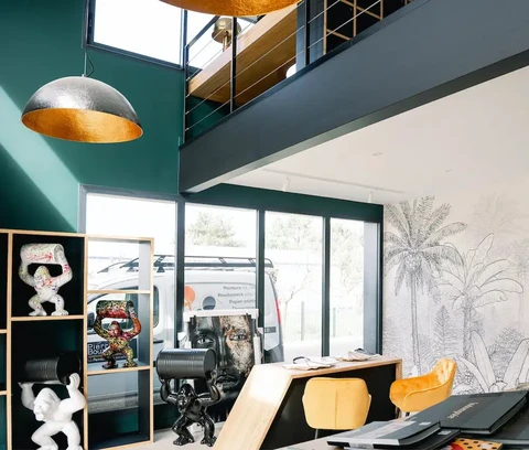 Espace de travail moderne avec mezzanine, mur végétal illustré et mobilier contemporain
