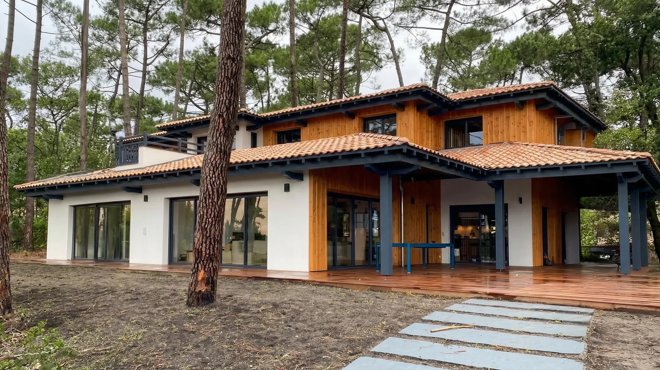 Ouvrier en bâtiment appliquant un enduit ou peinture sur façade extérieure