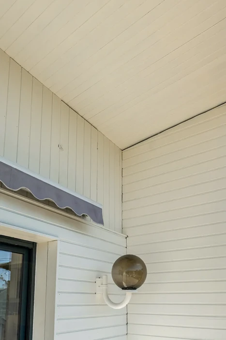 Maison contemporaine avec terrasse en bois dans environnement forestier