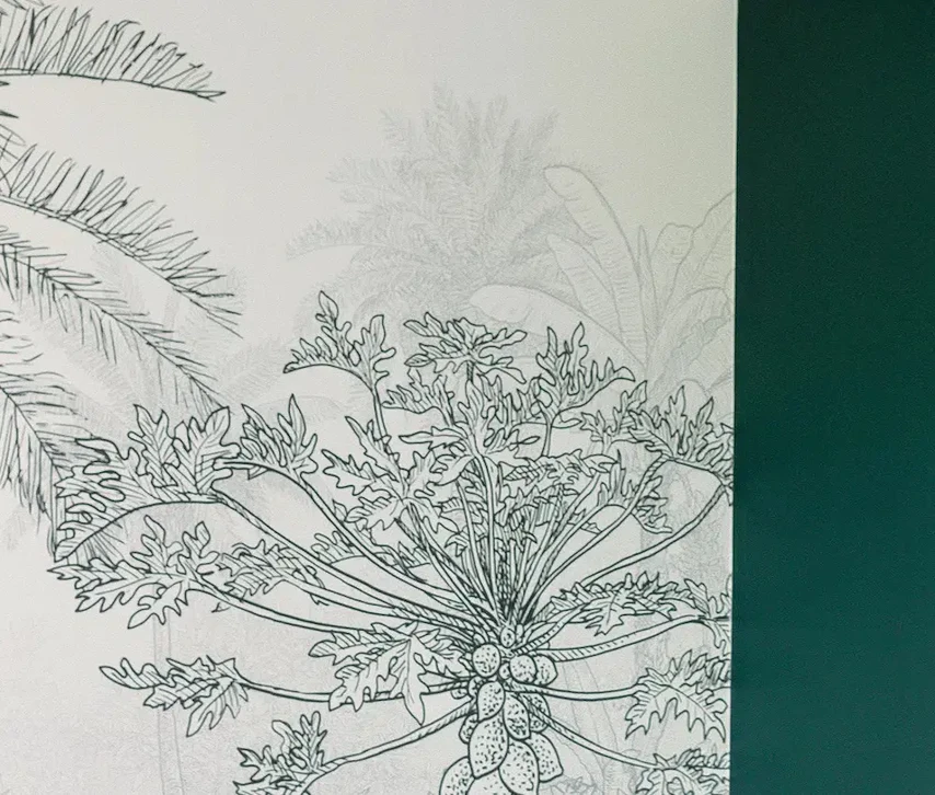 Personne consultant des catalogues et livres d'échantillons sur bureau en bois, main tournant pages blanches