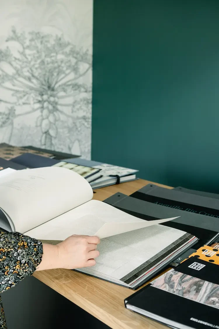 Salon moderne avec canapé beige, coussins dorés et plaid