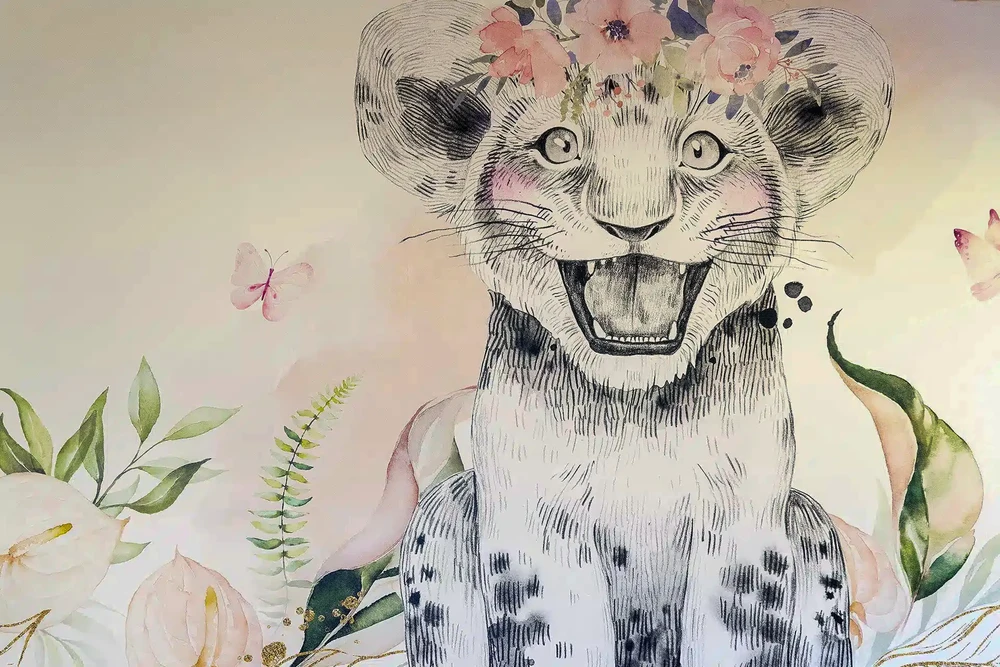 Salon moderne avec canapé d'angle gris clair, coussins bleu marine et turquoise, poutres apparentes peintes, suspensions en rotin tressé, parquet chêne massif à lames larges, mur accent avec fresque murale abstraite rose et grise, éclairage LED intégré, mobilier contemporain sur pieds métalliques noirs