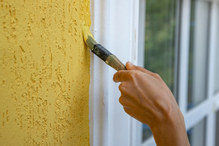 Scène d'intérieur en cours de peinture murale