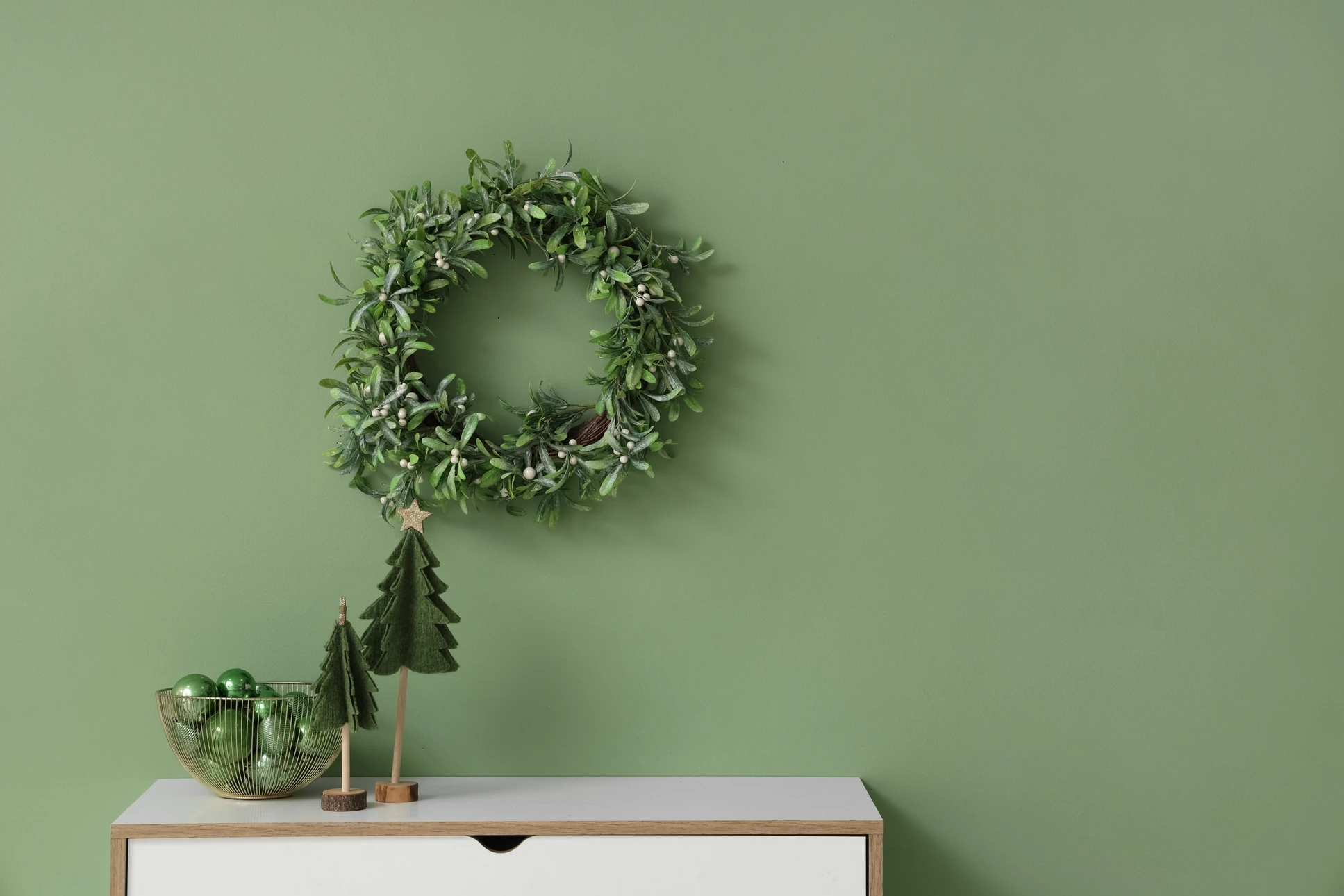 Intérieur d'atelier artistique avec pinceaux de peinture rangés dans un bocal en verre transparent