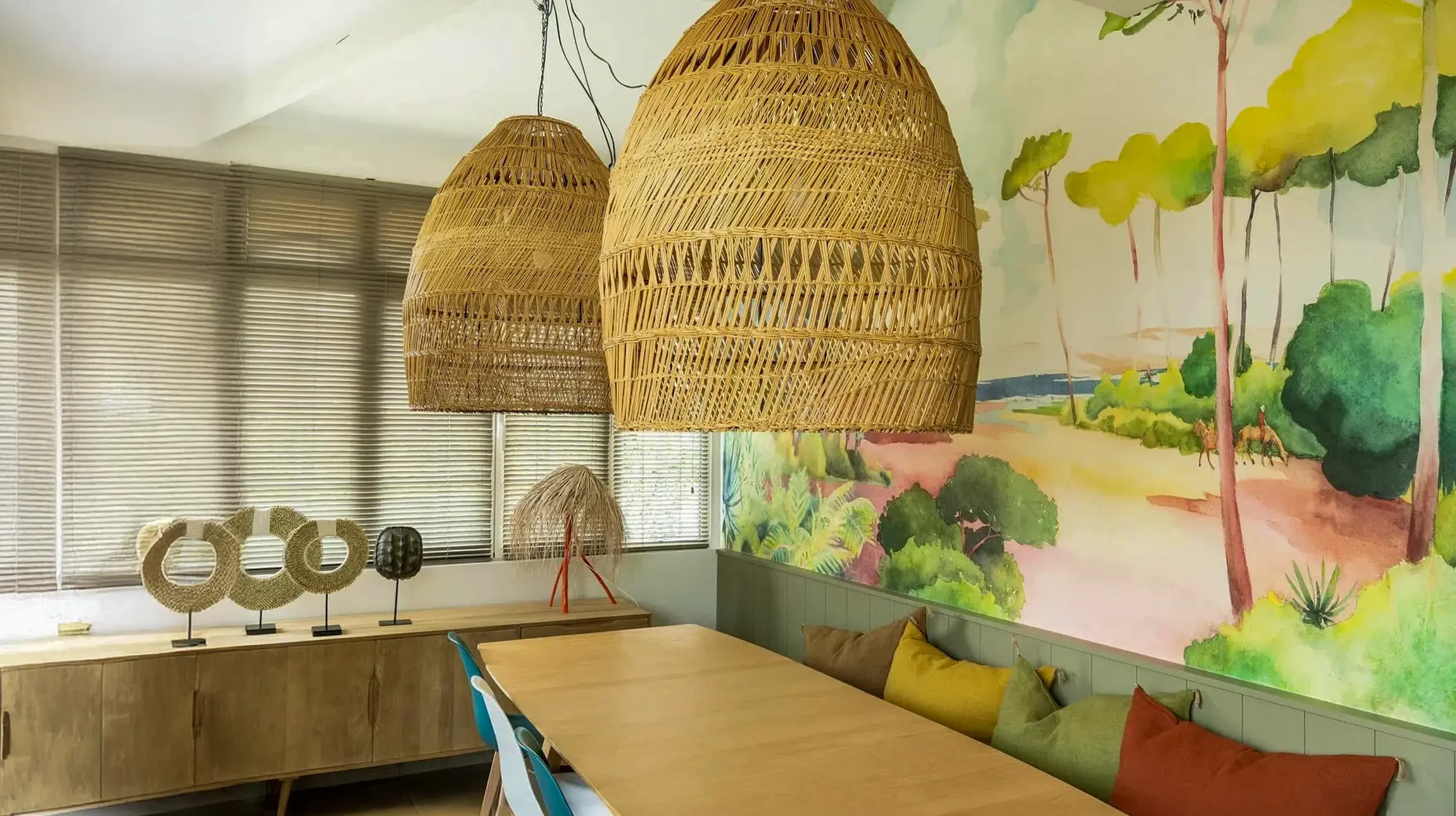 Chambre principale luxueuse avec lit king-size, t&ecirc;te de lit moderne en bois rainur&eacute;, ventilateur de plafond cinq pales