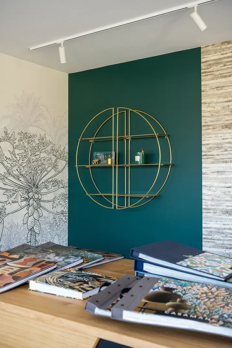 Peintre avec outil de brosse recouvert d'un mur de peinture bleu