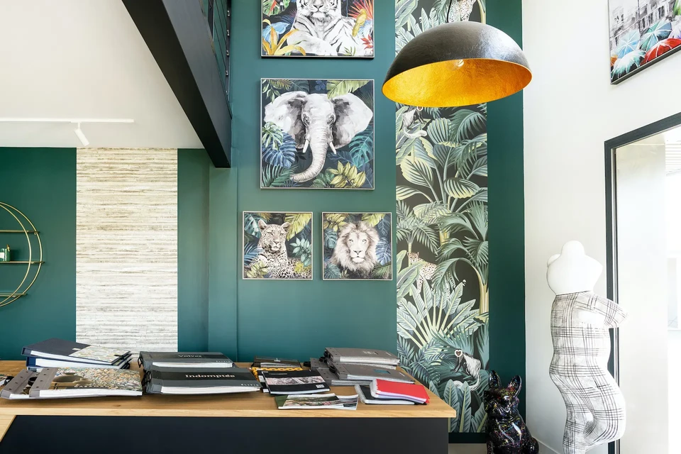 Chambre mansard&eacute;e moderne avec lit blanc garni de coussins roses et plaid beige